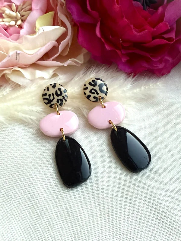 Handgemachte Polymer Clay Ohrringe – Leo Muster in Rosé & Schwarz | Edelstahl goldfarben