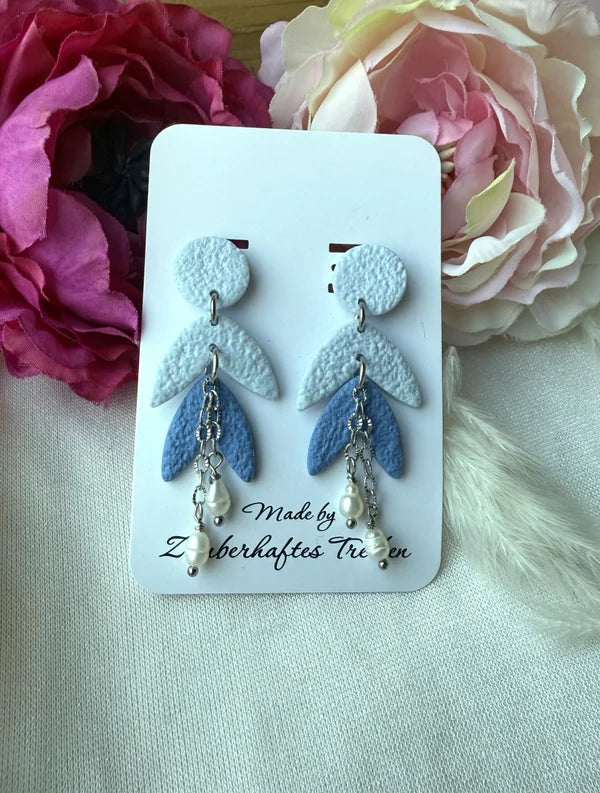 Handgefertigte Polymer Clay Ohrringe in Weiß & Blau mit Süßwasserperlen "Aurelia Blue"