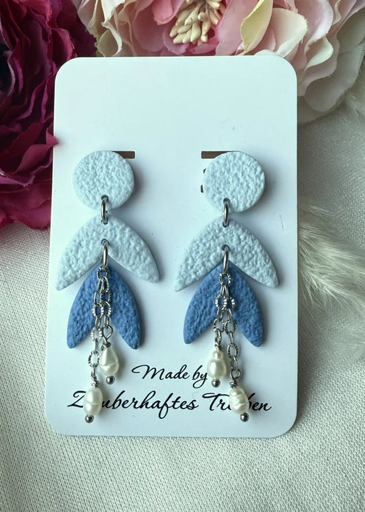 Handgefertigte Polymer Clay Ohrringe in Weiß & Blau mit Süßwasserperlen "Aurelia Blue"