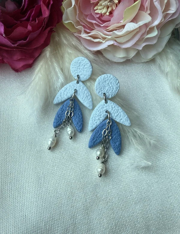 Handgefertigte Polymer Clay Ohrringe in Weiß & Blau mit Süßwasserperlen "Aurelia Blue"