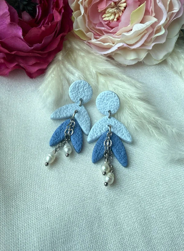 Handgefertigte Polymer Clay Ohrringe in Weiß & Blau mit Süßwasserperlen "Aurelia Blue"