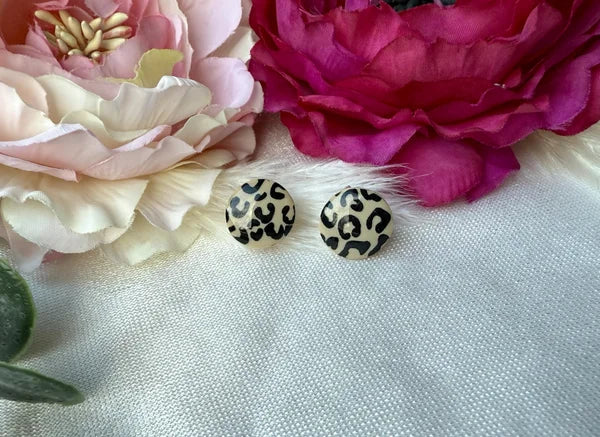 Leo-Ohrringe aus Polymer Clay – Stilvoll, leicht & handgemacht