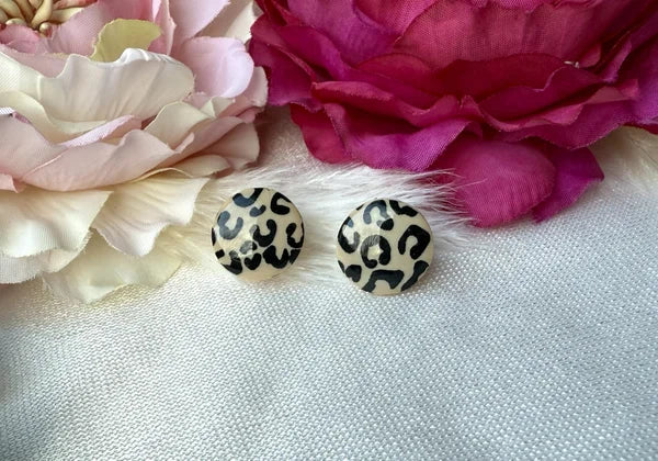 Leo-Ohrringe aus Polymer Clay – Stilvoll, leicht & handgemacht