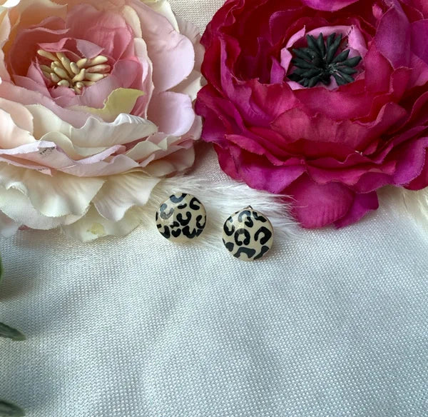 Leo-Ohrringe aus Polymer Clay – Stilvoll, leicht & handgemacht