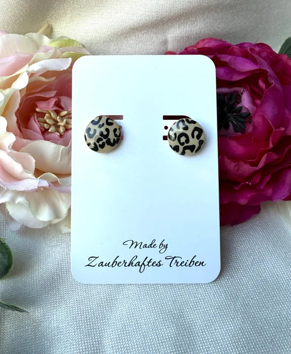 Leo-Ohrringe aus Polymer Clay – Stilvoll, leicht & handgemacht