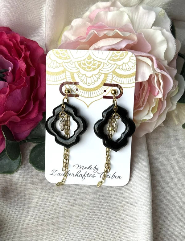 Noir Elegance – Schwarze Statement-Ohrringe mit goldenen Details