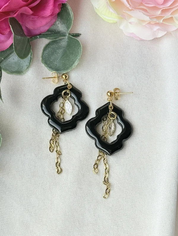 Noir Elegance – Schwarze Statement-Ohrringe mit goldenen Details