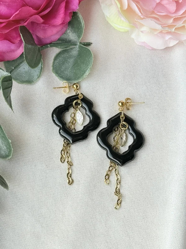 Noir Elegance – Schwarze Statement-Ohrringe mit goldenen Details