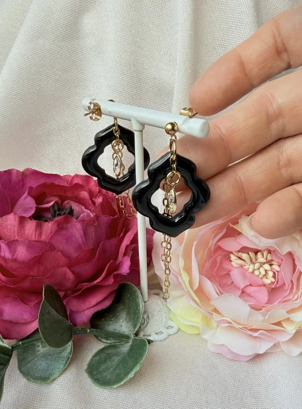 Noir Elegance – Schwarze Statement-Ohrringe mit goldenen Details