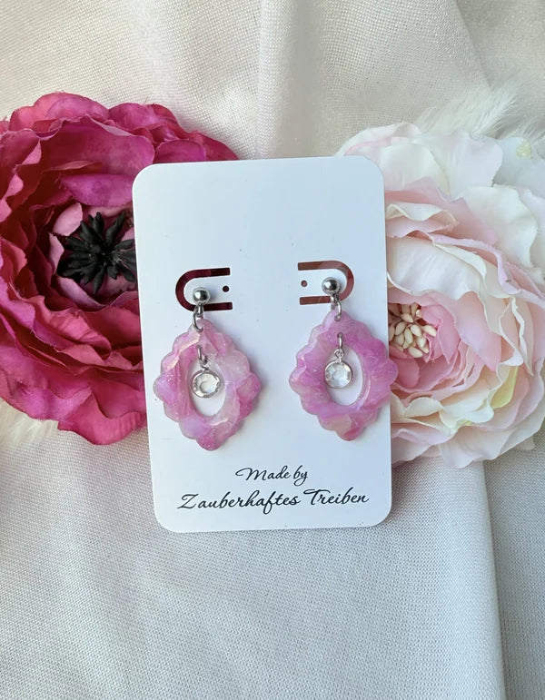 Zarte Blüten-Ohrringe aus Polymerclay – Rosa Eleganz für jeden Tag