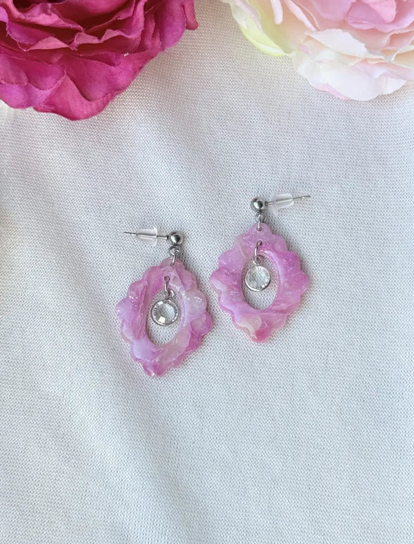 Zarte Blüten-Ohrringe aus Polymerclay – Rosa Eleganz für jeden Tag
