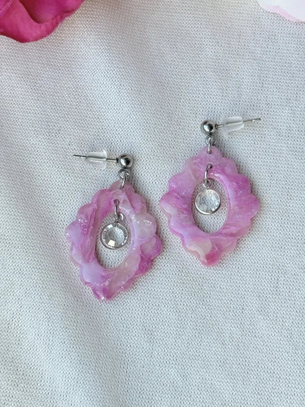 Zarte Blüten-Ohrringe aus Polymerclay – Rosa Eleganz für jeden Tag