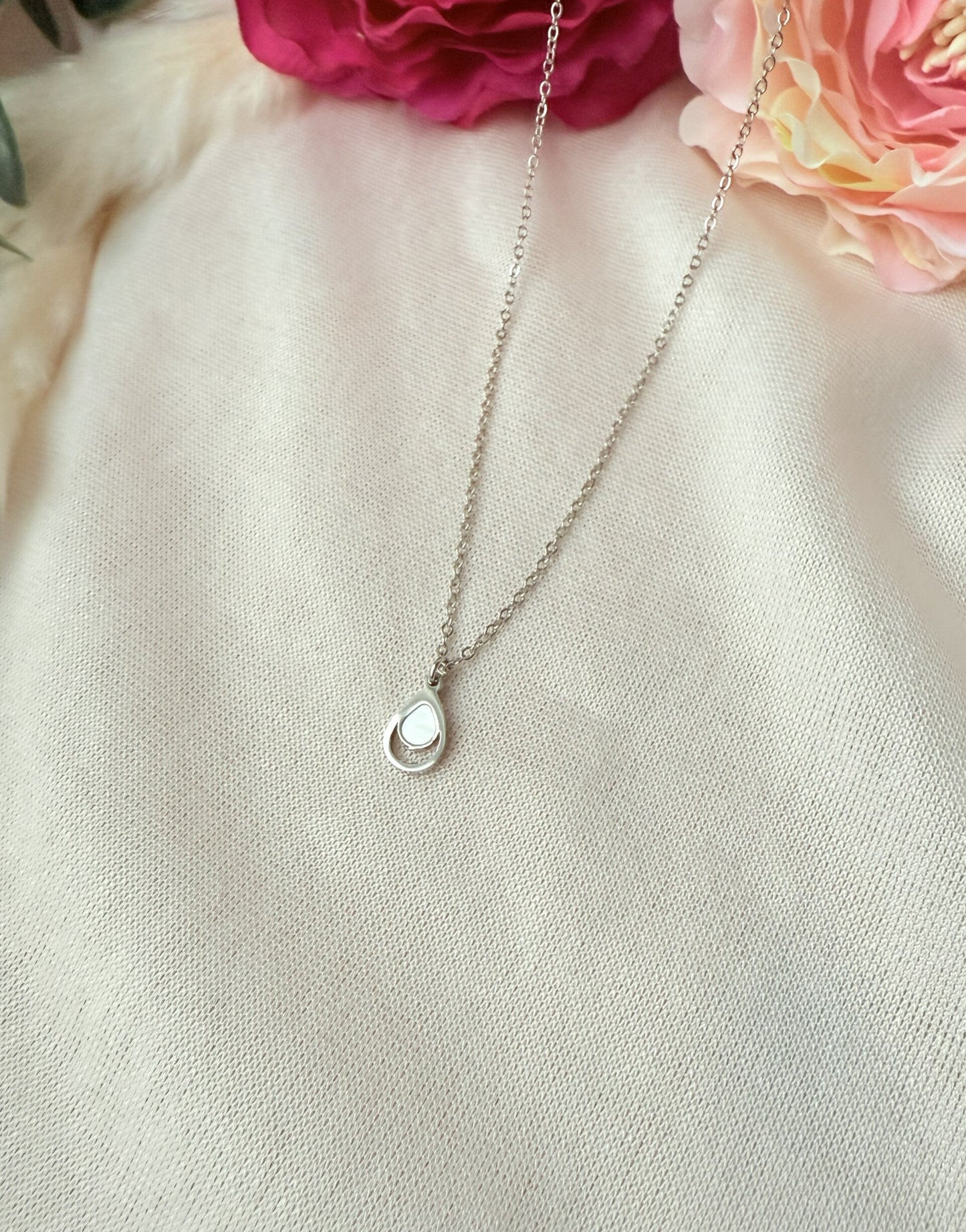 Zarte Edelstahlkette mit schimmerndem Edelstahl-Perlmutt-Tropfen Anhänger — Silber