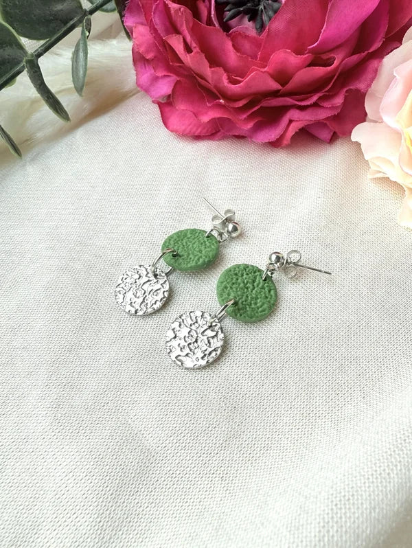 Grün-Silberne Statement Ohrringe – Handgemachte Ohrringe in Grün & Silber Eleganter Schmuck für den Alltag