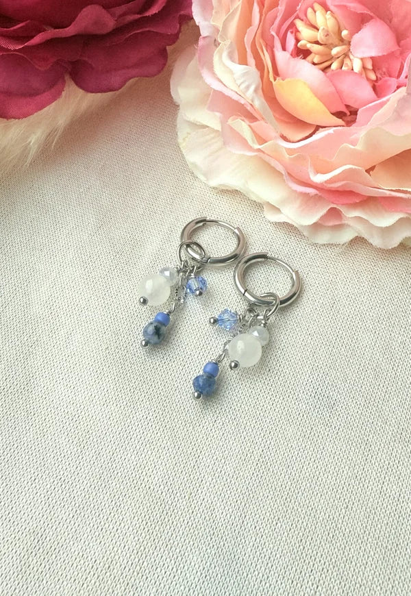 Edelstahl Ohrringe mit Natur- & Glasperlen – Handgemachte Creolen in Blau & Weiß, zeitlos & allergikerfreundlich