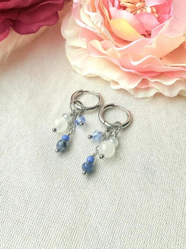 Edelstahl Ohrringe mit Natur- & Glasperlen – Handgemachte Creolen in Blau & Weiß, zeitlos & allergikerfreundlich