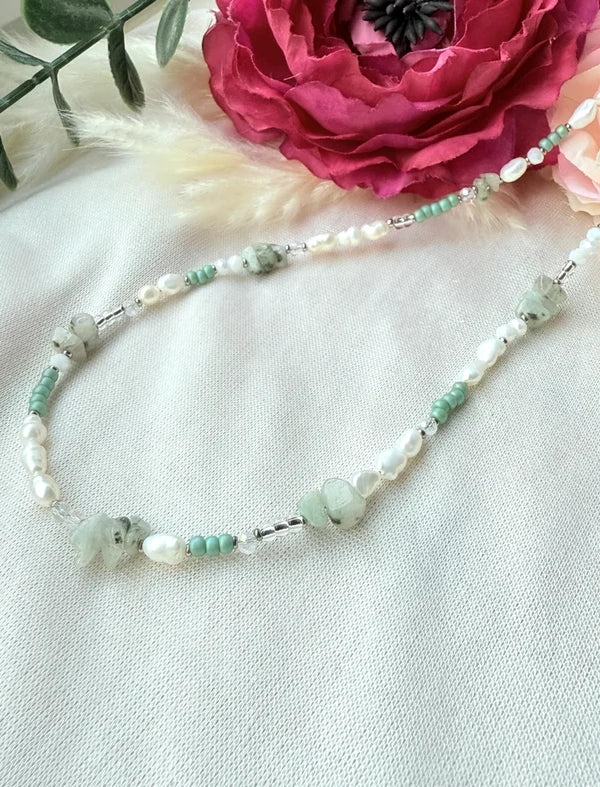 Zarte Perlenkette mit Naturstein & Süßwasserperlen – handgefertigte Edelstahlschmuck Kette "Ivy"