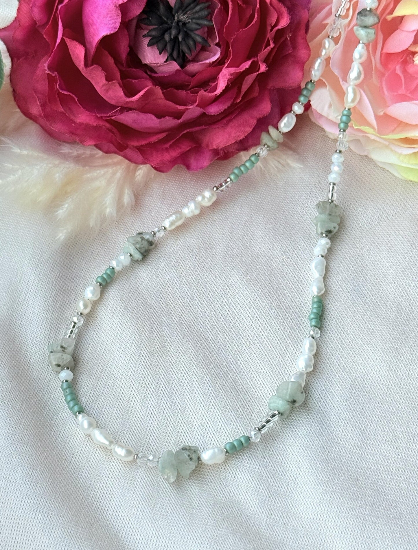 Zarte Perlenkette mit Naturstein & Süßwasserperlen – handgefertigte Edelstahlschmuck Kette "Ivy"
