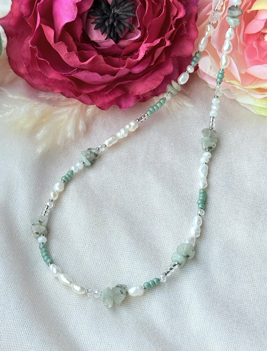Zarte Perlenkette mit Naturstein & Süßwasserperlen – handgefertigte Edelstahlschmuck Kette "Ivy"