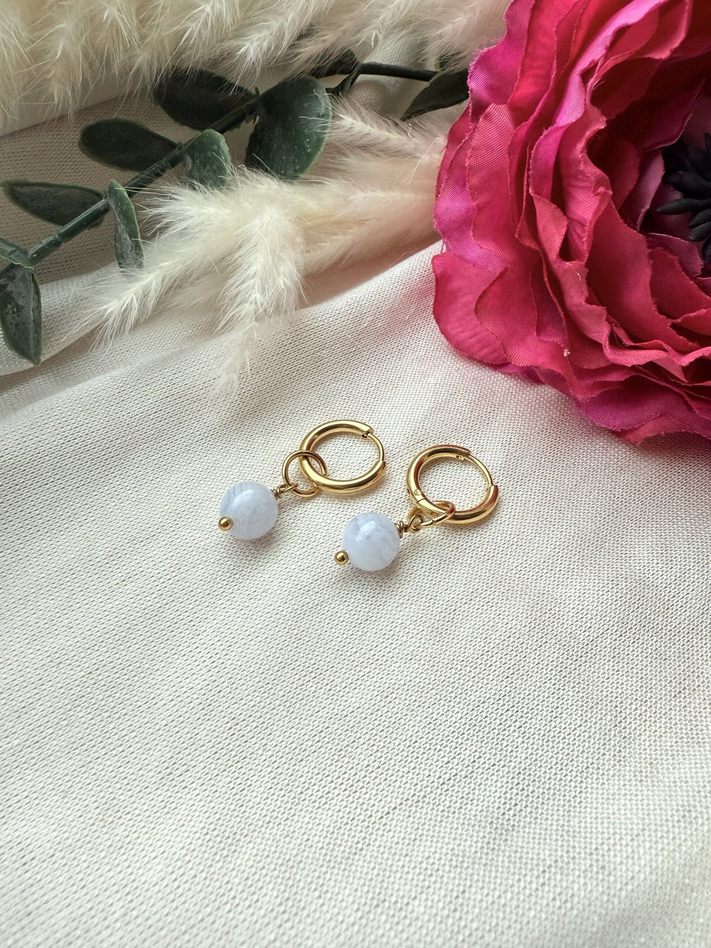 Edelstahl-Ohrringe mit Chalcedon-Perle gold