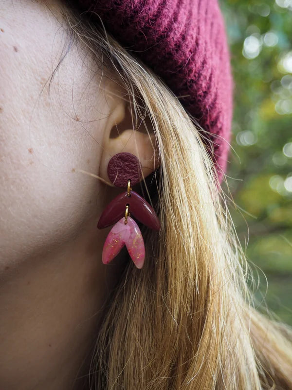 Handgemachte Statement-Ohrringe – Bordeaux & Rosa mit Goldflocken // Rosi